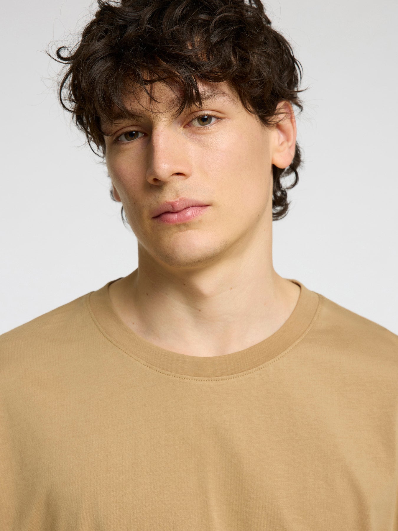 Camiseta Hombre Básica con Cuello Redondo y Manga Corta de Algodón Orgánico | Confort y Estilo Diario